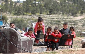 أطفال يلهون قرب مساكنهم في مسافر يطا