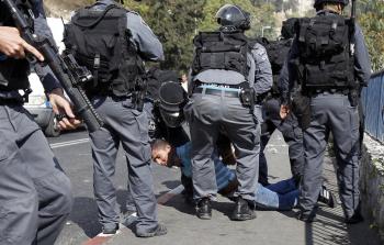 جنود الاحتلال يعتقلون فلسطينياً (أرشيف)