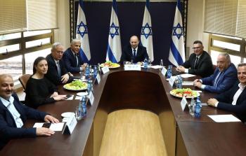 منصور عباس يشارك في اجتماع لحكومة الاحتلال  -يسار الصورة       (أرشيف)