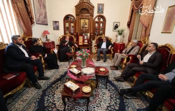 جانب من زيارة وفد حماس لكنيسة الروم الأرثوذكس (تصوير: محمود أبو حصيرة)