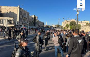 تواجد مكثف للفلسطينيين في باب العامود للتصدي لمسيرة الأعلام الصهيونية