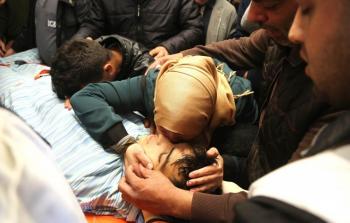 أم تودع طفلها الشهيد