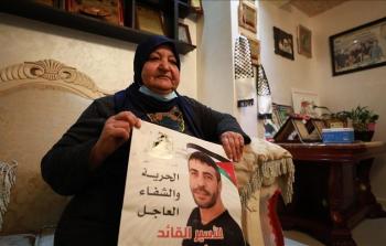 والدة الأسير ناصر أبو حميد (أرشيف)