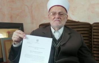 الشيخ عكرمة صبري وفي يده قرار الاحتلال