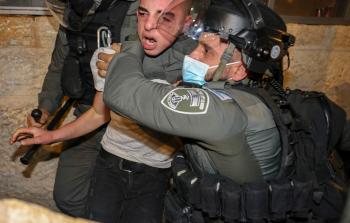 جنود الاحتلال يعتقلون شابا في منطقة باب العامود في القدس