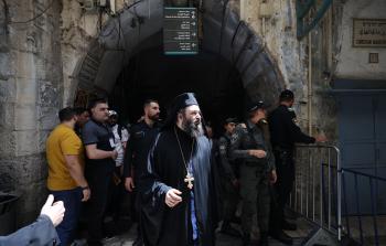 رجل دين فلسطيني مسيحي يعبر حاجزاً لقوات الاحتلال أمس في القدس - وكالات