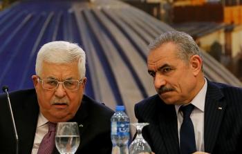 رئيس السلطة إلى جانب اشتية