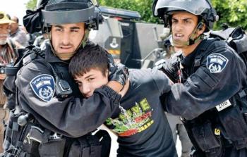 جنود الاحتلال يعتقلون وينكلون بطفل فلسطيني (أرشيف)