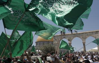 جماهير فلسطينية غاضبة من اعتداءات الاحتلال تحمل رايات 