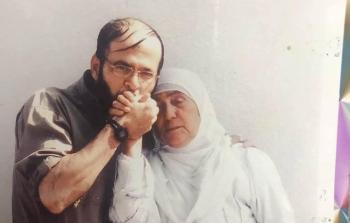 لقاء سابق بين الأسير فتحي الخطيب ووالدته (صورة أرشيفية)