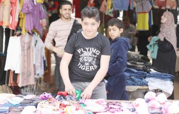 أحد الشباب يعملون في بيع الملابس