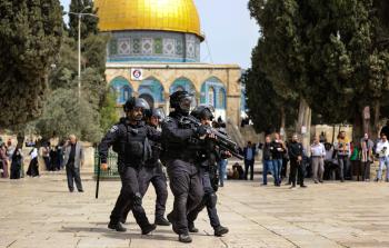 قوات الاحتلال في ساحة المسجد الأقصى المبارك (الأناضول)