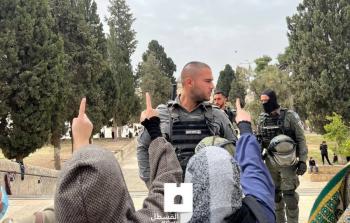 المرابطات في الأقصى يتصدين لاقتحام جنود الاحتلال صباح اليوم