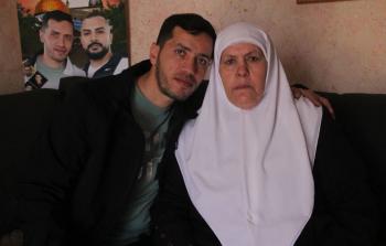 الأسير بشكار مع والدته (أرشيف)