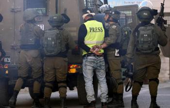 اعتقال قوات الاحتلال لأحد الصحفيين (أرشيف)