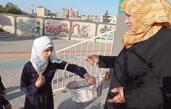 معلمة تستقبل الطالبات بقطع من الحلوى