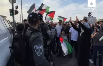 معركة العلم تستعر بين الفلسطينيين والاحتلال في القدس