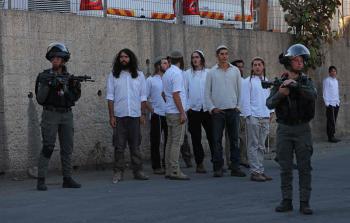 مستوطنون يتربصون بالفلسطينيين بحماية الجيش