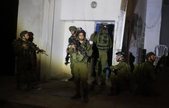 جنود الاحتلال يداهمون أحد المنازل الفلسطينية (أرشيف)