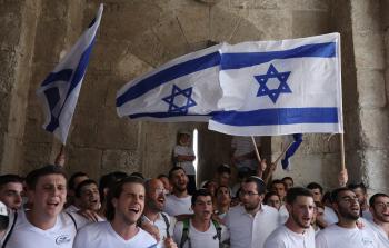 مستوطنون يرفعون العلم الإسرائيلي في مسيرة لهم بالضفة (أرشيف)