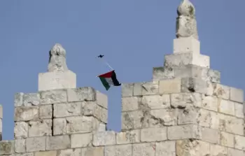 علم فلسطين يرفرف فوق باب العمود بالقدس المحتلة - أمس