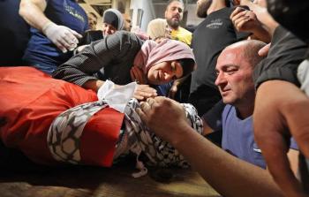 ذوو الشهيد الفتى غيث يلقون نظرة الوداع قبل موارته الثرى