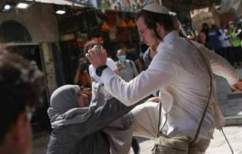 مستوطن خلال اعتدائه على مقدسية بعد ظهر اليوم