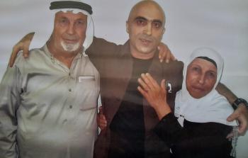 الأسير العمور مع والديه - (أرشيف)