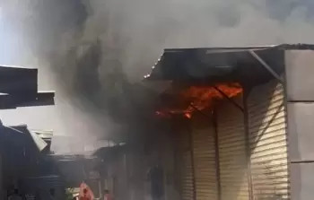 صورة حية للحريق الذي اندلع في السوق التجاري بالقاهرة