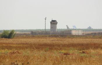 أبراج عسكرية منتشرة على طول السلك الفاصل مع غزة