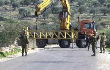 قوات الاحتلال تقيم حاجزاً على مدخل عزبة الطبيب