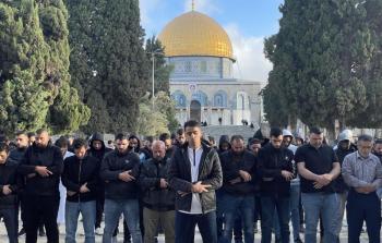مواطنون يؤدون صلاة الضحى لخمس ساعات في المسجد الأقصى قبل أيام لاجبار المستوطنين على تغيير مسار اقتحام المسجد (صورة أرشيفية)