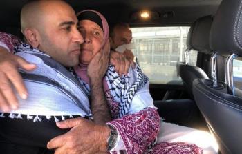 الأسير المحرر عرفات نوفل مع والدته