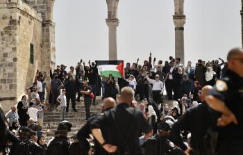 مرابطو الأقصى أثناء اقتحام المستوطنين للمسجد أمس