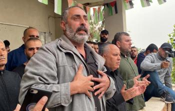 فتحي حازم يلقي كلمةً من منزله بعد وصول مسيرة مباركة لعملية نجله رعد