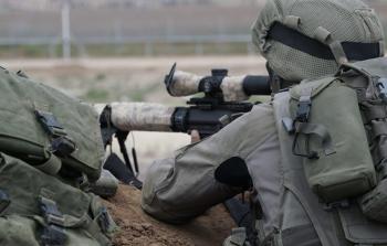 قناصة الاحتلال يستهدفون الفلسطينيين
