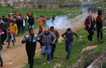 جانب من المواجهات بين الأهالي وقوات الاحتلال في رمانة مساء اليوم (الأناضول)
