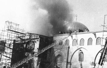 الدخان يتصاعد من المسجد الأقصى بعد حرقه