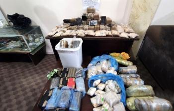 إدارة مكافحة المخدرات تضبط 700 فرش حشيش و120 ألف حبة مخدرة