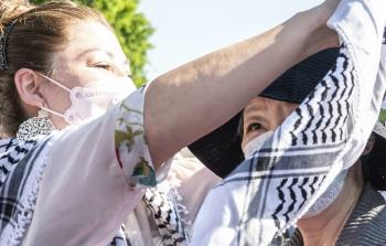 فوساكو شيغينوبو تضع الكوفية الفلسطينية في اللحظة الأولى لاطلاق سراحها