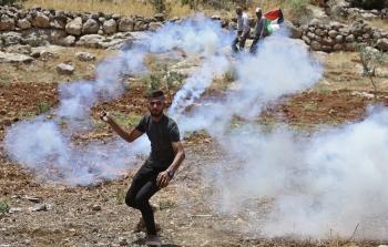 شاب يعيد قنبلة غاز تجاه جيش الاحتلال في نابلس