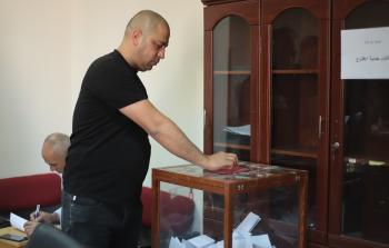 إدلاء أحد العاملين لصوته في صندوق الاقتراع
