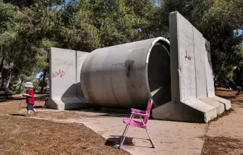 محميات اسمنتية وضعت لحماية المستوطنين من صواريخ المقاومة