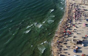 مشاهد جوية من اصطياف المواطنين على شاطئ بحر غزة