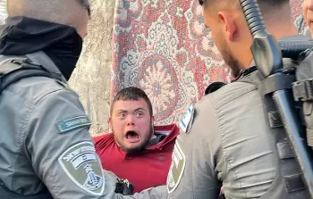 جنود الاحتلال يعتدون على مصاب بمتلازمة داون في الشيخ جراح - القدس المحتلة
