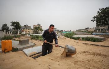 الشاب مهدي رمضان شعبان يعمل في مهنة حفر القبور (تصوير الأناضول)