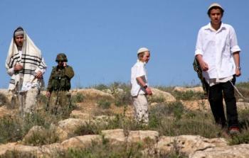 مستوطنون يعتدون على النبي صالح مؤخراً (صورة أرشيفية)