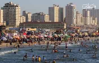 بحر غزة يزدحم بآلاف المصطافين في ظل الأجواء الحارة