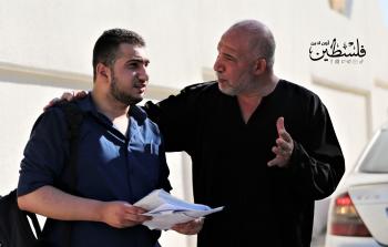 والد يشد من عزيمة ابنه طالب الثانوية العامة قبيل دخوله قاعة الامتحان بمدينة غزة