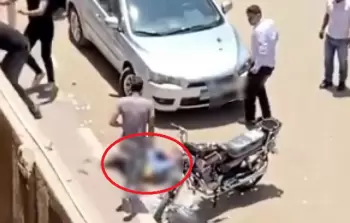 الضحية ملقاة إلى جانب رصيف الشارع بعد قتلها على يد زميلها